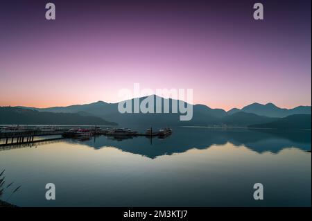 Der Pier und der See sehen im Morgennebel atemberaubend aus. Achten Sie auf den Sonnenaufgang. Chaowu Pier, Sun Moon Lake National Scenic Area. Nantou County, Taiwan Stockfoto