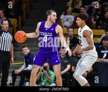 Boulder, CO, USA. 15.. Dezember 2022. North Alabama Lions Guard will Soucie (0) wird von cu32 beim Männer-Basketballspiel zwischen Colorado und North Alabama in Boulder, CO, bewacht. Derek Regensburger/CSM/Alamy Live News Stockfoto