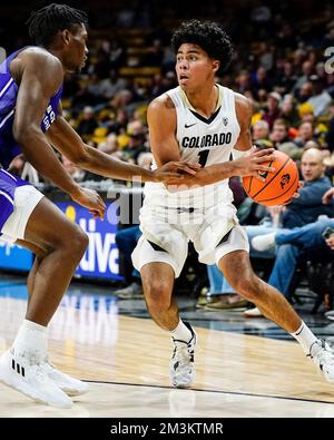 Boulder, CO, USA. 15.. Dezember 2022. Der Colorado Buffaloes Guard Julian Hammond III (1) sucht in Boulder, CO, die zweite Hälfte des Männer-Basketballspiels zwischen Colorado und North Alabama. Derek Regensburger/CSM/Alamy Live News Stockfoto