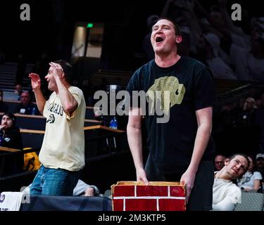 Boulder, CO, USA. 15.. Dezember 2022. Colorado-Fans feiern einen verpassten Freiwurf beim Männer-Basketballspiel zwischen Colorado und North Alabama in Boulder, CO. Derek Regensburger/CSM/Alamy Live News Stockfoto