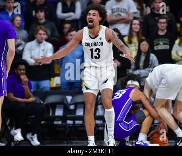 Boulder, CO, USA. 15.. Dezember 2022. Die Colorado Buffaloes Wächter J'Vonne Hadley (13) kann es kaum glauben, dass das Männer-Basketballspiel zwischen Colorado und North Alabama in Boulder, CO, einen schlechten Ruf hatte. Derek Regensburger/CSM/Alamy Live News Stockfoto