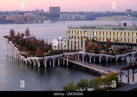 Little Island aus der Vogelperspektive ein künstlicher Inselpark am Pier 55 mit Hudson River und New Jersey im Hintergrund.Manhattan.New York City.USA Stockfoto