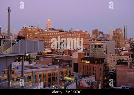 Besucher können sich am frühen Abend auf der Außenterrasse des Whitney Museum of American Art im Meatpacking District mit dem Stadtbild von Manhattan im Hintergrund treffen. New York City.USA Stockfoto