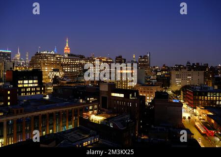 Blick auf Manhattan in der Dämmerung vom Meatpacking District in West Village mit Empire State Building im Hintergrund. New York City.New York.USA Stockfoto