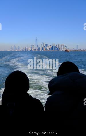 Passagiere auf der Staten Island Fähre mit der Skyline von Lower Manhattan von New York City im Hintergrund.New York City.New York.USA Stockfoto