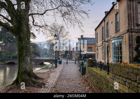 Frosty Bourton auf dem Wasser am frühen Morgen. Bourton on the Water, Cotswolds, Gloucestershire, England Stockfoto