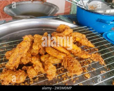 Kluay Tod oder frittierter Bananensnack im thailändischen Stil am Straßenmarkt in Bangkok, Thailand. Stockfoto