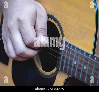 Die Hand, die Gitarre spielt Stockfoto