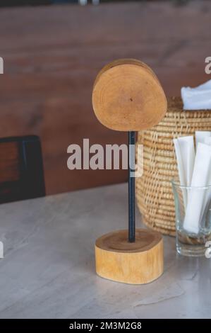 Holzschild in einem Café Stockfoto