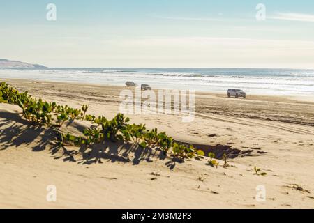 Oceano, Kalifornien, USA - 14. Dezember 2022. Autos am Strand. Oceano Dunes, California Central Coast, der einzige California State Park, der V Stockfoto