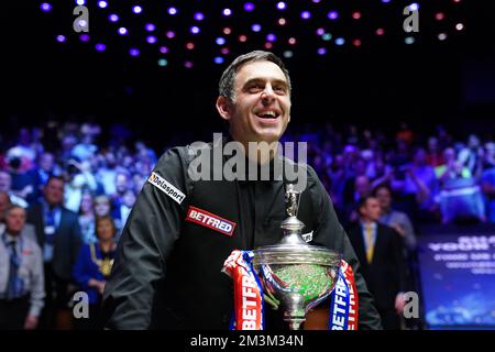 Dateifoto vom 02.-05-2022 von Ronnie O'Sullivan, der die Snooker-Weltmeisterschaft gewann und Judd Trump 18-13 im Finale in Sheffield schlug, um sich einen Rekordtitel in Höhe von 7 zu sichern. Ausgabedatum: Freitag, 16. Dezember 2022. Stockfoto