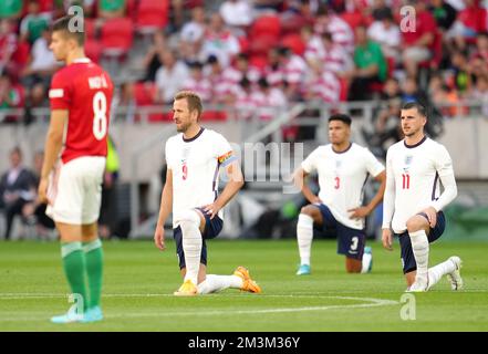 Das Dateifoto vom 04-06-2022 von Harry Kane, James Justin und Mason Mount in England kniet sich nieder, während Adam Nagy (links) in Ungarn steht. England erlitt einen schockierenden 1-0 Verlust an beeindruckendes Ungarn in einem Nation League Eröffner, der mit dem deprimierenden Geräusch von Boos auf Ständen voller Kinder begann, als Gareth Southgate das Knie übernahm. Ausgabedatum: Freitag, 16. Dezember 2022. Stockfoto