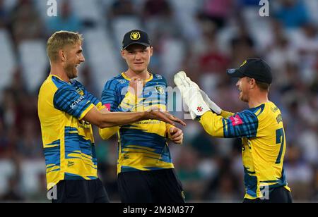 Dateifoto vom 17.-06-2022 von Birmingham Bears' Olly Stone (links). Birmingham Bears hat einen neuen Rekord im englischen Cricket T20 aufgestellt und 261 für zwei in ihrem 55-Runs-Sieg Vitality Blast gegen Nottinghamshire Outlaws gesammelt. Ausgabedatum: Freitag, 16. Dezember 2022. Stockfoto