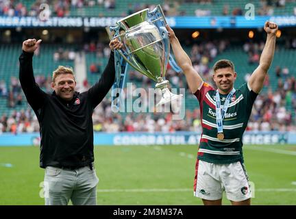 Dateifoto von 18-06-2022 von Tom Youngs (links) und Ben Youngs, die die Gallagher Premiership Trophäe heben, dem neunten Titel für Leicester Tigers, nachdem sie Saracens 15-12 im Finale in Twickenham geschlagen hatten. Ausgabedatum: Freitag, 16. Dezember 2022. Stockfoto