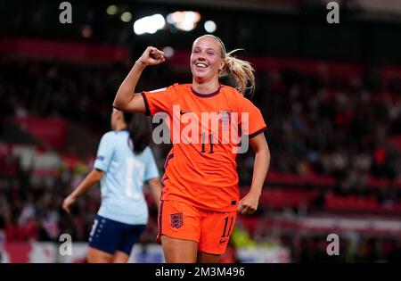 Dateifoto vom 6. Bis 09-2022. Von Beth Mead, Englands fünften Tor im Spiel während des 2023 FIFA Frauen-Weltmeisterschafts-Qualifikationsspiels Gruppe D im Stoke City Stadium, Stoke-on-Trent. England rundet seine Qualifikationskampagne zur Frauenweltmeisterschaft mit einem Sieg über Luxemburg im Jahr 10-0 in Stoke ab. Ausgabedatum: Freitag, 16. Dezember 2022. Stockfoto