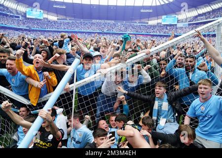 Dateifoto von 22-05-2022 von Manchester City Fans, die nach dem Sieg ihrer Seite in der Premier League auf das Spielfeld einmarschieren. Am 7.. Oktober wurde Manchester City mit einer Geldstrafe von £260.000 US-Dollar bestraft und vor der Invasion auf dem Spielfeld gewarnt, die nach dem Sieg der Premier League im Mai stattfand. Ausgabedatum: Freitag, 16. Dezember 2022. Stockfoto