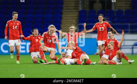 Dateifoto von 06-10-2022 von Wales-Spielern, die feiern. Wales hat Bosnien und Herzegowina in einer angespannten Nacht in Cardiff um 1-0 geschlagen, um zur nächsten Play-Off-Bühne der Frauenweltmeisterschaft zu gelangen. Foto: Donnerstag, 6. Oktober 2022. Ausgabedatum: Freitag, 16. Dezember 2022. Stockfoto