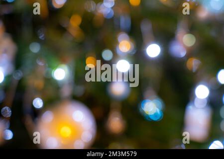 Unscharfe Weihnachtsbaumbeleuchtung und Dekoration Weihnachtskonzept Stockfoto