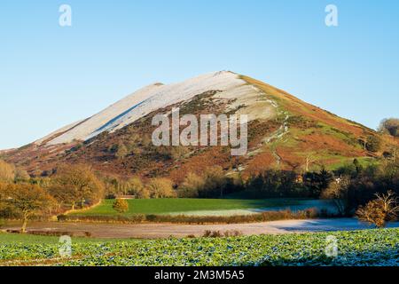 Leichter Schneefall auf dem Lawley Hill in Church Stretton, einem Teil der Shropshire Hills Area of Outstanding Natural Beauty (AONB) Stockfoto