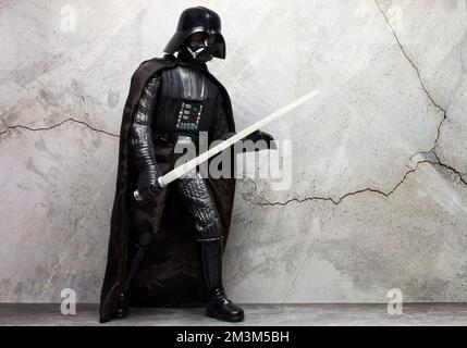 Darth Vader Kostümnachbildung mit Lichtschwerter. Darth Vader ist eine Figur der Star Wars Saga. Stockfoto