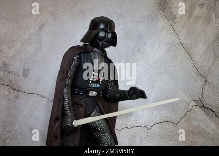 Darth Vader Kostümnachbildung mit Lichtschwerter. Darth Vader ist eine Figur der Star Wars Saga. Stockfoto