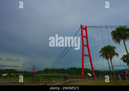 Rote Hängebrücke des Agongdian Reservoir. Das erste Reservoir, das nach dem Zweiten Weltkrieg in Taiwan fertiggestellt wurde Kaohsiung City, 2022 Stockfoto