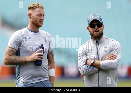 Das Aktenfoto datiert von 06-09-2022 von England Captain Ben Stokes und Cheftrainer Brendon McCullum. Selten hat die englische Grille eine so tiefgreifende Veränderung des Schicksals erlebt wie 2022, ein Jahr, das in den Kämpfen der Schuldzuweisungen begann und im Schein der Revolution endete. Das Männer-Test-Team wurde durch die inspirierte Führung von Brendon McCullum und Ben Stokes in kaum glaubwürdiger Weise mit Energie versorgt, während ihre weißen Pendants jetzt doppelte Weltmeister sind, nachdem sie die T20-Krone zu ihrem Titel über 50 Jahren hinzugefügt haben. Ausgabedatum: Freitag, 16. Dezember 2022. Stockfoto