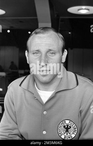 Aktenfoto von Uwe Seeler vom 19. Bis 07-1966. Forward Seeler war deutscher Kapitän, als sie im Finale der Weltmeisterschaft 1966 gegen England verloren. Er erzielte bei diesem Finale und drei anderen Punkten und wurde der erste Spieler, der bei vier Weltmeisterschaften das Netz fand. Er beendete seine internationale Karriere mit 43 Toren und verbrachte seine gesamten 20 Jahre mit Hamburg und erzielte 404 Tore. Er starb im Alter von 85 Jahren. Ausgabedatum: Freitag, 16. Dezember 2022. Stockfoto