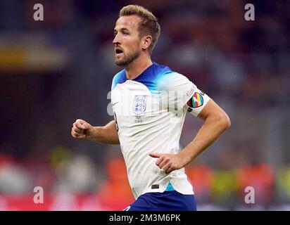 Aktenfoto von 23-09-2022 von Harry Kane aus England, der während des UEFA Nations League Group C-Spiels im San Siro Stadium, Italien, das OneLove-Armband trug. Die ersten Stadien der Weltmeisterschaft in Katar waren von Themen außerhalb des Feldes dominiert, mit einem in letzter Minute verhängten Verbot des Alkoholverkaufs in Stadien und sieben europäischen Nationen, darunter England und Wales. Die Pläne, im Rahmen einer Antidiskriminierungskampagne in Katar ein regenbogenfarbenes Armband zu tragen, nachdem die FIFA ihnen mit sportlichen Sanktionen gedroht hatte, fallen gelassen. Ausgabedatum: Freitag, 16. Dezember 2022. Stockfoto