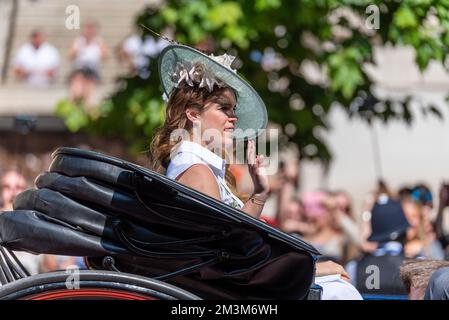 Prinzessin Eugenie von York, die in einer Kutsche während Trooping the Colour 2017 in The Mall, London, Großbritannien, gefahren ist Stockfoto