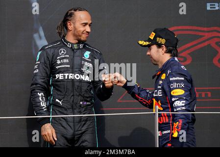 Aktenfoto vom 03.-07-2022 vom 3. Platz Lewis Hamilton von Mercedes (links) mit dem 2. Platz Sergio Perez von Red Bull Ausgabedatum: Freitag, 16. Dezember 2022. Stockfoto