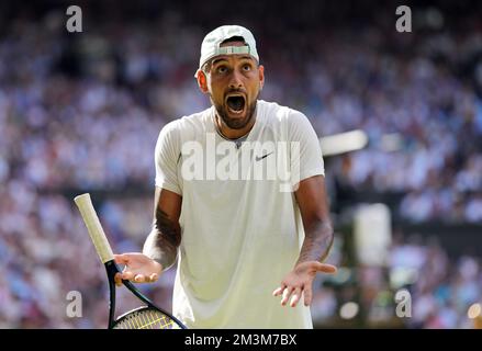 Aktenfoto von 10-07-2022 von Nick Kyrgios reagiert. Die, die aussieht, als hätte sie etwa 700 Drinks getrunken, Bruder! - Kyrgios ging ins Finale, wo er dem Schiedsrichter einen rauen Zuschauer zeigte. Ausgabedatum: Freitag, 16. Dezember 2022. Stockfoto