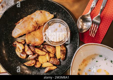 Suppe: Cullen Skink - dicke schottische Suppe mit geräuchertem weißem Fisch und Vorspeise: Fish Chips, Tatarensauce. Traditionelle Küche Schottlands Stockfoto