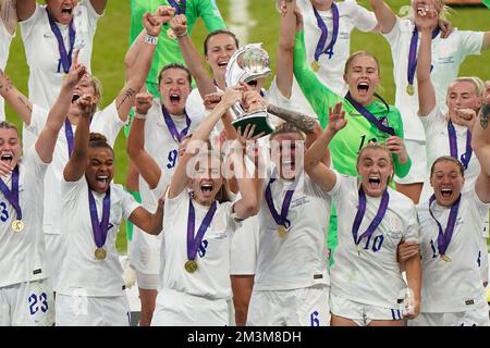 Dateifoto von 31-07-2022 von England mit der UEFA Euro 2022-Trophäe für Damen. England wird sich bemühen, seine Vorherrschaft im Jahr 2023 weltweit zu vergrößern, wenn es um die Frauen-Weltmeisterschaft geht. Ausgabedatum: Freitag, 16. Dezember 2022. Stockfoto