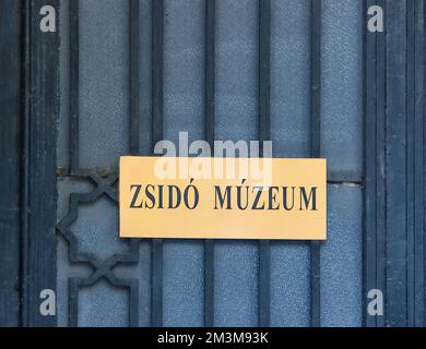 Schild an der Tür des Jüdischen Museums, das sich neben der Synagoge in Budapest befindet. Ungarn Stockfoto