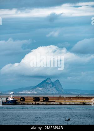 Der Felsen von Gibraltar, Großbritannien, aus der spanischen Exklave Ceuta in Nordafrika Stockfoto