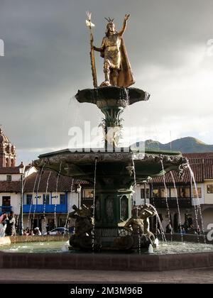 Statue des Kaisers des Inka-Reiches Pachacuti auf der Plaza de Armas in Cusco, Peru Stockfoto