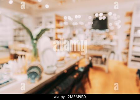 Wohnaccessoires und Haushaltsprodukte für Esszimmer im Laden des Einkaufszentrums. Blick auf den wunderschön gedeckten Tisch. Wohnaccessoires von Geschirr auf Stockfoto