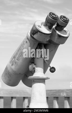 Große Metallferngläser auf der Aussichtsplattform Stockfoto