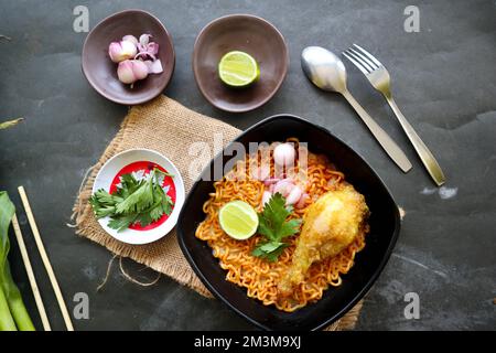 Khao Soi Rezept, Khao Soi, Khao Soi Gai, Thai Noodles Khao Soi, Chicken Curry mit Gewürzen auf dem Tisch Stockfoto