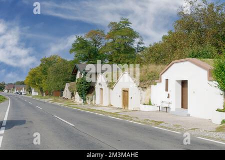 Weinkeller im Weindorf Prellenkichen namens Kellergasse, Niederösterreich Stockfoto