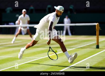 Aktenfoto vom 09-07-2022, auf dem Nick Kyrgios während seiner letzten Niederlage gegen Novak Djokovic einen Schuss durch seine Beine spielt. Der temperamentvolle Australier lief bis zu seinem ersten Grand-Slam-Finale voller Kontroversen, einschließlich Auseinandersetzungen mit Schiedsrichtern, Line-Juroren und den Medien, und es gab Zeiten, in denen er bereit war, gegen Djokovic in den totalen Kernschmelzmodus zu wechseln. Er erhielt einen Verstoß gegen den Kodex für das Fluchen und beschuldigte auch einen Zuschauer, „etwa 700 Getränke“ getrunken zu haben. Kyrgios entschuldigte sich später für diesen Kommentar und spendete £20.000 Dollar an das Great Ormond Street Hospital. Ausgabedatum: Freitag, 16. Dezember Stockfoto