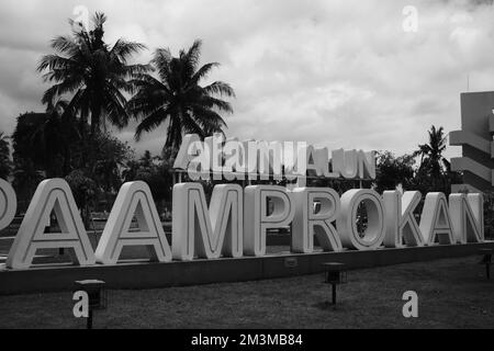 Pangandaran, West Java, Indonesien - 30. Oktober 2022 : Schwarz-Weiß-Foto, Monochrom-Foto des Denkmals am Strandplatz Stockfoto