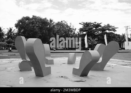 Pangandaran, West Java, Indonesien - 30. Oktober 2022 : Schwarzweiß-Monochrom-Foto eines mehrstöckigen Gebäudes, das das Symbol von Pangandaran ist Stockfoto