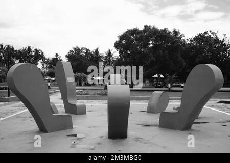 Pangandaran, West Java, Indonesien - 30. Oktober 2022 : Schwarzweiß-Monochrom-Foto eines mehrstöckigen Gebäudes, das das Symbol von Pangandaran ist Stockfoto