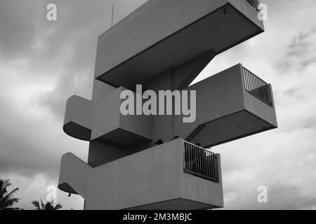 Pangandaran, West Java, Indonesien - 30. Oktober 2022 : Schwarzweiß-Monochrom-Foto eines mehrstöckigen Gebäudes, das das Symbol von Pangandaran ist Stockfoto