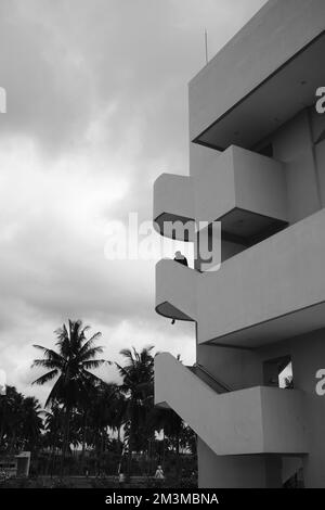 Pangandaran, West Java, Indonesien - 30. Oktober 2022 : Schwarzweiß-Monochrom-Foto eines mehrstöckigen Gebäudes, das das Symbol von Pangandaran ist Stockfoto