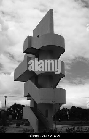Pangandaran, West Java, Indonesien - 30. Oktober 2022 : Schwarzweiß-Monochrom-Foto eines mehrstöckigen Gebäudes, das das Symbol von Pangandaran ist Stockfoto
