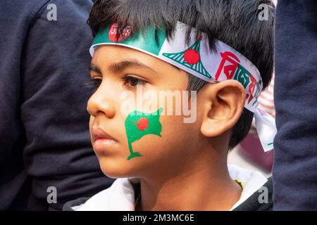 Narayanganj, Dhaka, Bangladesch. 16.. Dezember 2022. Ein bangladeschisches Kind mit einer Nationalflagge, die anlässlich des 52.. Siegesfeiertages in Narayanganj, Bangladesch, gemalt wurde, der das Ende eines bitteren neunmonatigen Unabhängigkeitskriegs von Pakistan markiert. Bangladesch feiert den 52.. Jahrestag seines nationalen Sieges und erinnert an die tapferen Freiheitskämpfer, die kämpften und das ultimative Opfer brachten, um das Land von den pakistanischen Truppen zu befreien. Menschen aus allen Gesellschaftsschichten versammeln sich am Morgen im Narayanganj Central Shaheed Minar, um den wertvollsten Tag des Bangali People Cr zu feiern Stockfoto