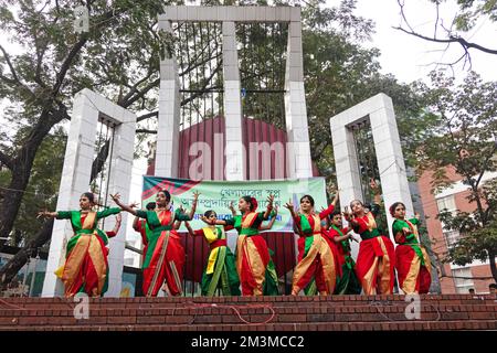 Narayanganj, Dhaka, Bangladesch. 16.. Dezember 2022. Junge Mädchen treten während der Feierlichkeiten des 52.. Siegesfeiertages auf, der das Ende eines bitteren neunmonatigen Unabhängigkeitskriegs von Pakistan in Narayanganj, Bangladesch, markiert. Bangladesch feiert den 52.. Jahrestag seines nationalen Sieges und erinnert an die tapferen Freiheitskämpfer, die kämpften und das ultimative Opfer brachten, um das Land von den pakistanischen Truppen zu befreien. Menschen aus allen Gesellschaftsschichten versammeln sich am Morgen im Narayanganj Central Shaheed Minar, um den wertvollsten Tag des Bangali-Volkes anlässlich des GRE Cr zu feiern Stockfoto